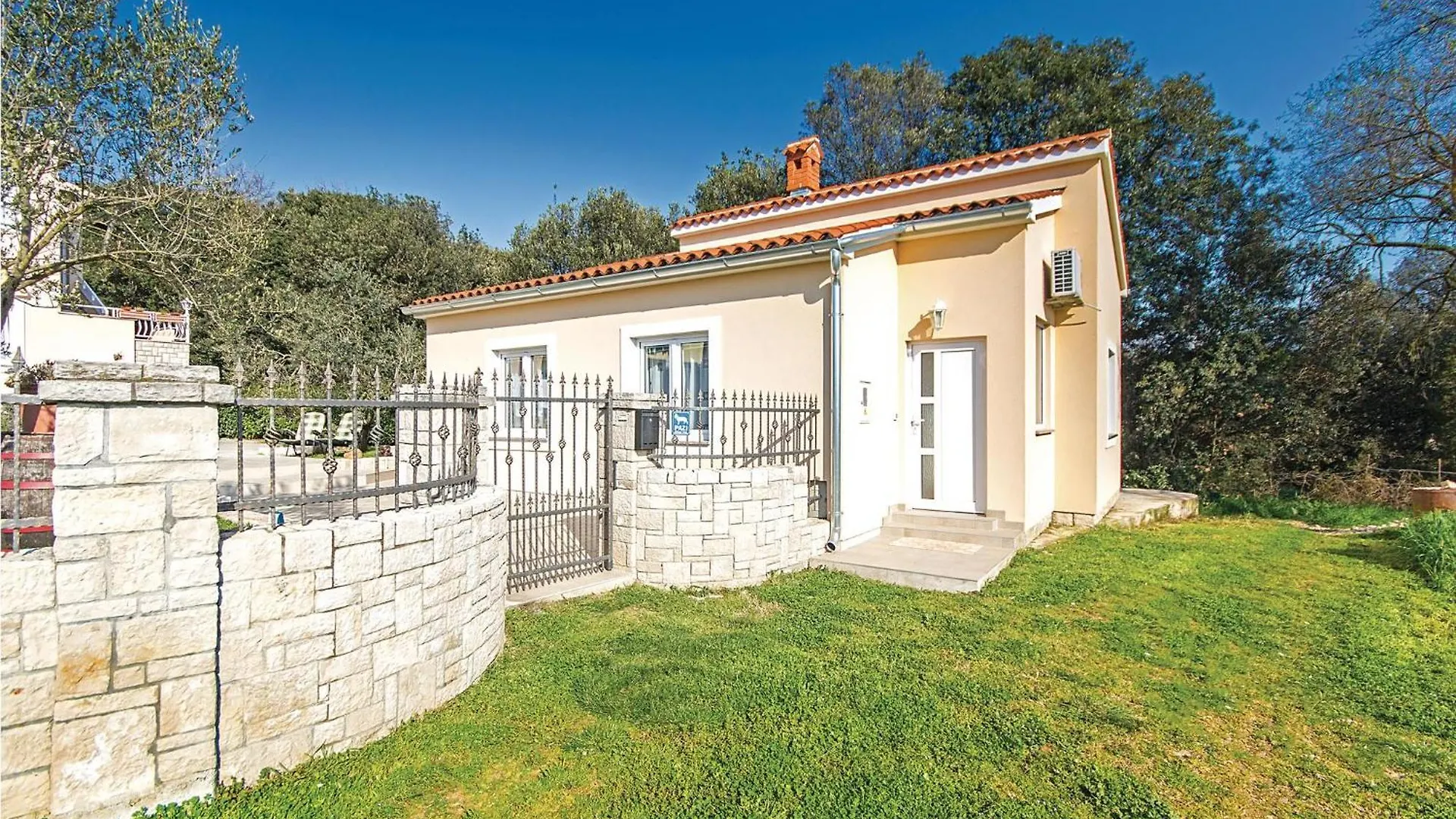 Lovely Home In Pula With Wifi Vikendica